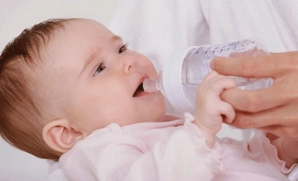 Trẻ sơ sinh uống nước
