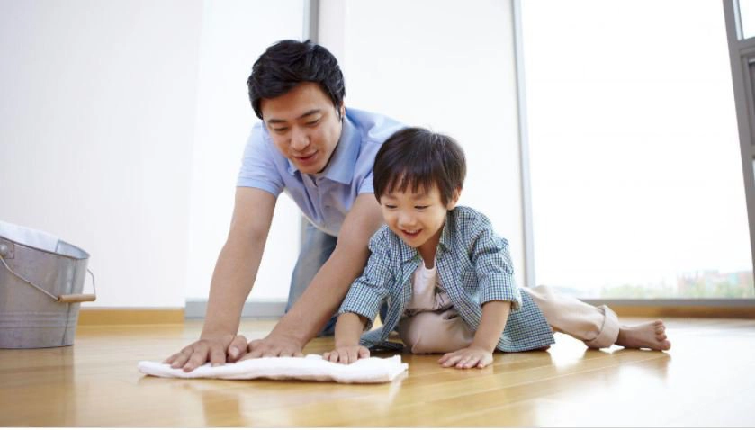 Ngoài việc dạy trẻ rửa tay thì lau sàn nhà sạch sẽ giúp loại bỏ vi khuẩn