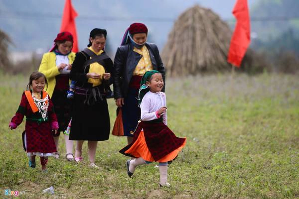 Người Mông du xuân thường có những trò chơi như ném còn, kéo co, thổi khèn...