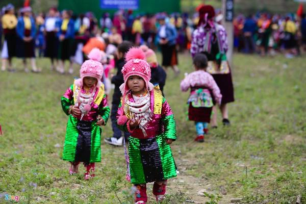 Hai em bé song sinh dễ thương ở Phố Cáo, Đồng Văn, Hà Giang.