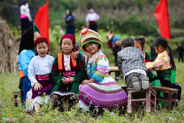 Cậu bé Mông kháu khỉnh được bà địu đi chơi tròn xoe mắt nhìn