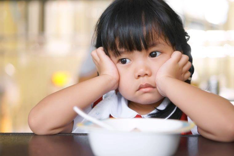 trẻ không biết nhai