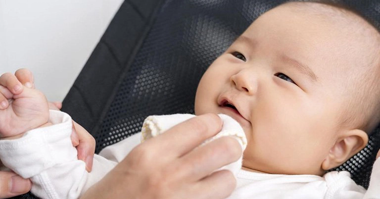 trẻ nôn ra dịch màu vàng