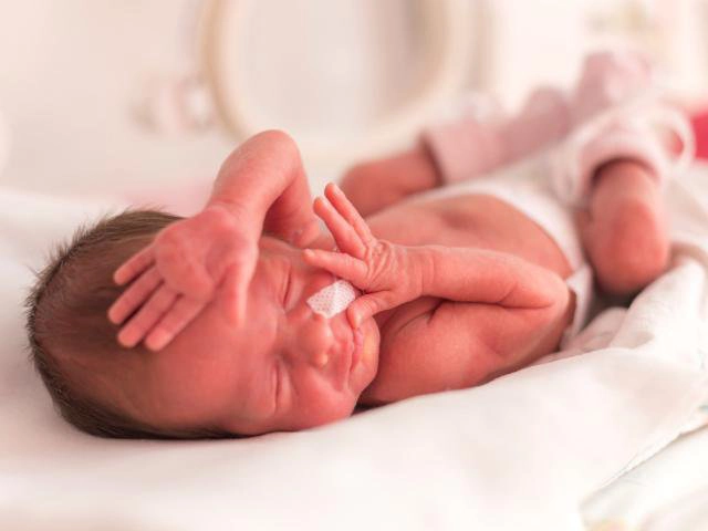Trẻ sinh non rất dễ mắc nhiễm khuẩn sơ sinh