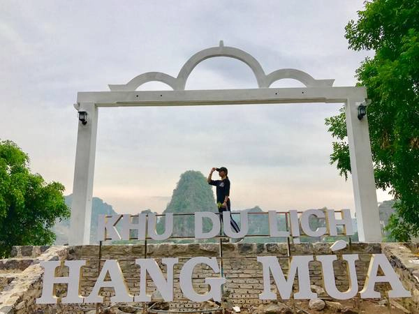 Núi Múa nằm trong khuôn viên khu du lịch Hang Múa, vé vào cổng tại đây là 200.000 đồng/người. Núi Múa nằm trong khuôn viên khu du lịch Hang Múa, vé vào cổng tại đây là 200.000 đồng/người.