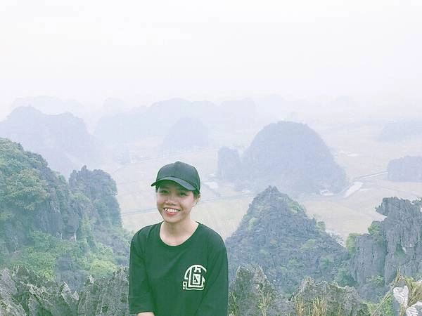 Càng lên cao mọi thứ càng mờ ảo, mây như vờn với núi. Càng lên cao mọi thứ càng mờ ảo, mây như vờn với núi.