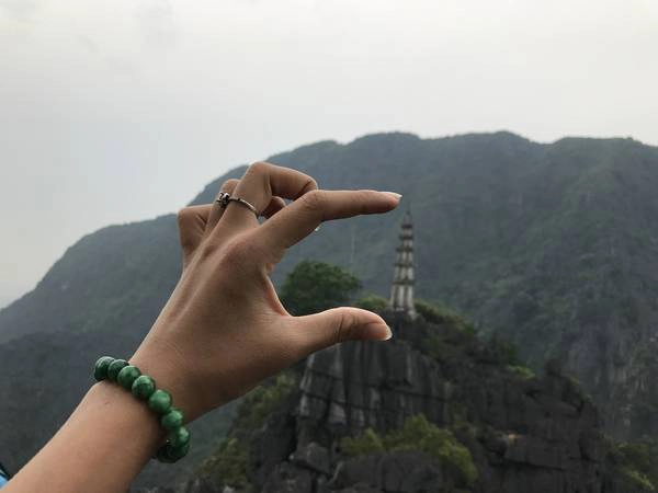 Mọi thứ trở nên nhỏ bé khi lên gần đỉnh núi. Mọi thứ trở nên nhỏ bé khi lên gần đỉnh núi.
