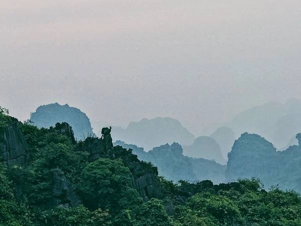 Núi non trùng điệp trước mắt, không khí trong lành mát mẻ. Núi non trùng điệp trước mắt, không khí trong lành mát mẻ.