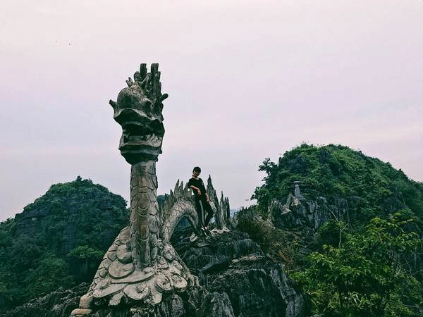 Đây là con rồng nằm ở vị trí cao nhất trên đỉnh núi Múa. Chắc chắn núi Múa là một địa danh không thể bỏ qua khi du lịch Ninh Bình. Đây là con rồng nằm ở vị trí cao nhất trên đỉnh núi Múa. Chắc chắn núi Múa là một địa danh không thể bỏ qua khi du lịch Ninh Bình.