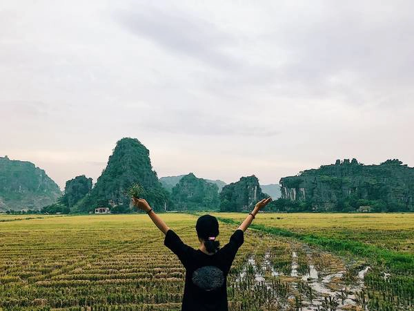 Con đường dẫn vào núi Múa là những cánh đồng lúa với xung quanh là núi non hùng vĩ. Con đường dẫn vào núi Múa là những cánh đồng lúa với xung quanh là núi non hùng vĩ.