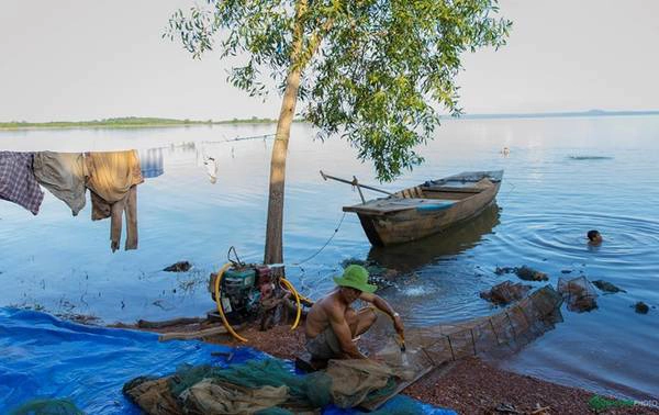 Cuối con đường có một khu dân cư của người bản địa. Họ sống chủ yếu bằng việc khai thác lâm sản rừng hợp pháp, khai thác đánh bắt các loài thủy hải sản trong lòng hồ Trị An.