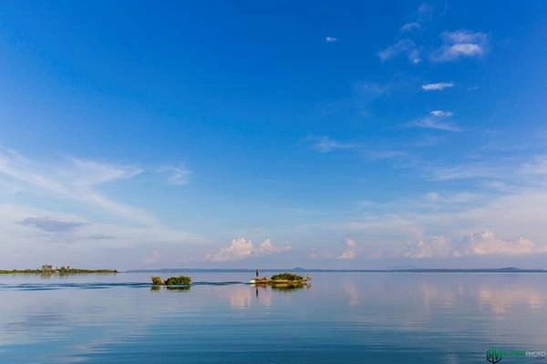 Chọn một bãi đất trống trải, bằng phẳng và gần mép hồ, chúng tôi dựng lều và chuẩn bị cho bữa tối.