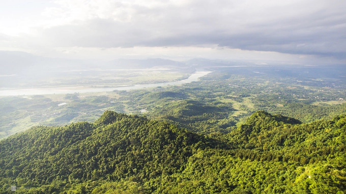 Vườn quốc gia Ba Vì cách Hà Nội khoảng 60 km về phía tây, rộng gần 11.000 ha. Nơi đây có hệ động thực vật phong phú và đa dạng, phù hợp để nghỉ dưỡng hoặc khám phá cho nhiều lứa tuổi.