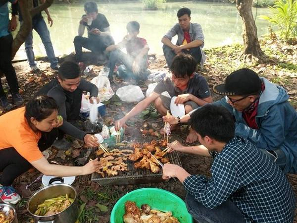 Bữa BBQ có thịt heo, thịt gà, và cả bia, tráng miệng với sầu riêng. Bữa BBQ có thịt heo, thịt gà, và cả bia, tráng miệng với sầu riêng.