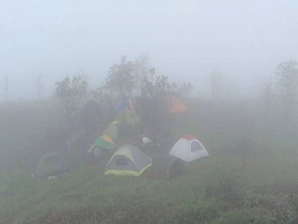 Từ chân núi lên tới đỉnh mất khoảng hơn 2 giờ trek.Thời gian chúng tôi đi lúc chiều có mưa, nên sương mù rất nhiều. Cảm giác như đang ở Đà Lạt, se se lạnh, ướt át. Chúng tôi chọn ăn nhẹ và đi ngủ. Từ chân núi lên tới đỉnh mất khoảng hơn 2 giờ trek.Thời gian chúng tôi đi lúc chiều có mưa, nên sương mù rất nhiều. Cảm giác như đang ở Đà Lạt, se se lạnh, ướt át. Chúng tôi chọn ăn nhẹ và đi ngủ.
