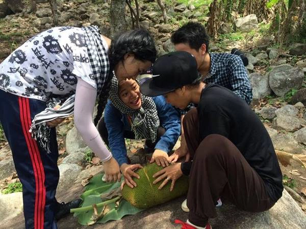 Ai nói Chứa Chan không có gì ăn thì phải suy nghĩ lại đi nhé. Mình ăn me, điều, chuối, xoài, giờ tới mít. Ai nói Chứa Chan không có gì ăn thì phải suy nghĩ lại đi nhé. Mình ăn me, điều, chuối, xoài, giờ tới mít.