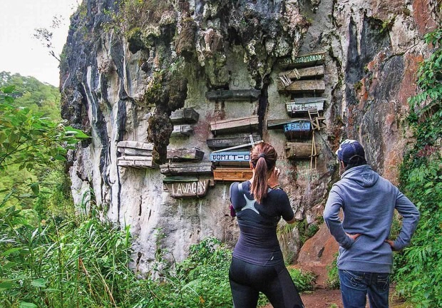 Khám phá thung lũng “quan tài treo”: Thung lũng Echo ở vùng núi Sagada, Philippines nổi tiếng với những “quan tài treo” kỳ lạ. Qua nhiều thế kỷ, người Igorot trong vùng đã thực hiện nghi thức chôn cất những người chết trong những chiếc quan tài được treo lơ lửng dọc vách đá. Thung lũng Echo không chỉ mang lại cảm giác hồi hộp cho những ai đặt chân đến đây mà còn khiến người ta đôi chút sợ hãi, rùng mình trước không khí ảm đạm và ma mị. Ảnh: Straightspeak.