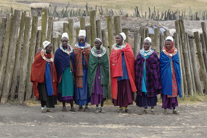 Chị Linh và bạn bè có dịp thăm một ngôi làng của người Maasai ở Khu bảo tồn Ngorongoro. Maasai là một trong 120 tộc người của Tanzania, một trong số rất ít những bộ lạc bán du mục còn giữ được bản sắc và truyền thống dân tộc. Họ sinh sống trong những ngôi nhà tròn dựng từ cành cây, cỏ, nước tiểu bò và phân bò, có hàng rào cao bảo vệ. Người Maasai duy trì chế độ đa thê, vị tù trưởng có 15 vợ.