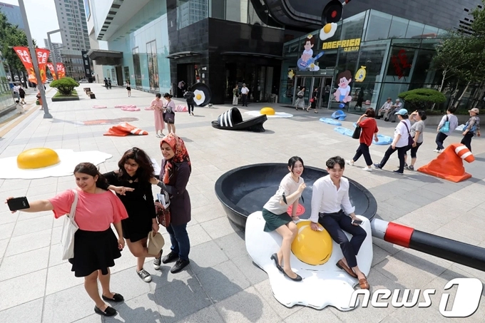 Daegu ở phía Bắc tỉnh Gyeongsang là một trong những thành phố nóng nhất vào mùa hè của Hàn Quốc. Nhiệt độ ở đây có thể lên đến hơn 40 độ C vào tầm cuối tháng 7, thường xuyên duy trì mức trên 30 độ C cho đến hết tháng 8. Chính vì vậy mà thành phố này còn có nickname là Daefrica - cụm từ kết hợp giữa Daegu và Africa (châu lục nóng nhất trên trái đất). Daegu ở phía Bắc tỉnh Gyeongsang là một trong những thành phố nóng nhất vào mùa hè của Hàn Quốc. Nhiệt độ ở đây có thể lên đến hơn 40 độ C vào tầm cuối tháng 7, thường xuyên duy trì mức trên 30 độ C cho đến hết tháng 8. Chính vì vậy mà thành phố này còn có nickname là Daefrica - cụm từ kết hợp giữa Daegu và Africa (châu lục nóng nhất trên trái đất).