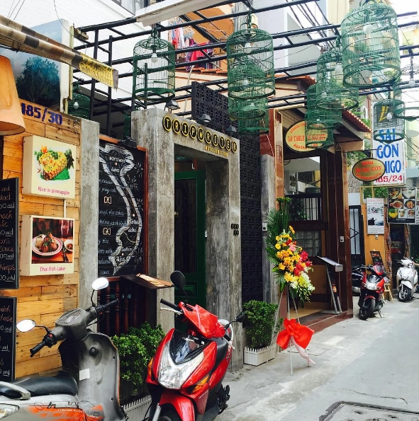 Tripwriter Hotel &amp; Bistro gây ấn tượng với du khách nhờ lối vào được trang trí bằng cách cổng xi măng màu trắng với cửa màu xanh , mang chút gì đó cổ xưa. Ảnh: camilleenca