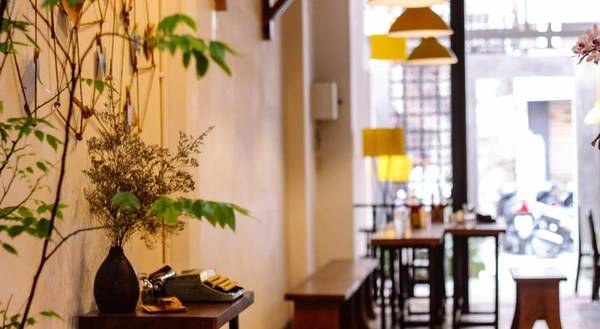 Tọa lạc tại địa chỉ 185/28 Pham Ngũ Lão, trong một con hẻm ngay trung tâm khu phố Tây nhộn nhịp nên lưu trú tại đây bạn có thể dễ dàng khám phá cuộc sống sôi động về đêm của Sài Gòn. Ảnh: Internet