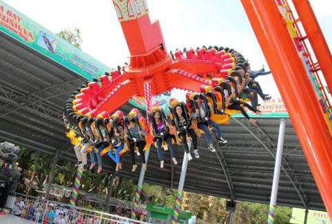 "Chiếc đĩa" vừa xoay vừa đánh đu. trochoi20tykhienkhachsaigonmeman-ivivu-3