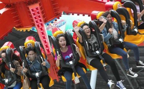 Bạn Hồ Xuân Ánh, ở quận 9, cho biết, đây là lần đầu tiên bạn tham gia trò chơi mạo hiểm như thế này. Do chiếc đĩa vừa xoay vừa đu đưa nên tạo cảm giác khác lạ so với những trò chơi mạo hiểm truyền thống trước đây bạn đã từng tham gia chơi. trochoi20tykhienkhachsaigonmeman-ivivu-6