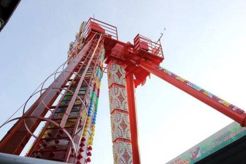 Bạn Hồ Xuân Ánh, ở quận 9, cho biết, đây là lần đầu tiên bạn tham gia trò chơi mạo hiểm như thế này. Do chiếc đĩa vừa xoay vừa đu đưa nên tạo cảm giác khác lạ so với những trò chơi mạo hiểm truyền thống trước đây bạn đã từng tham gia chơi. trochoi20tykhienkhachsaigonmeman-ivivu-7