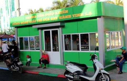 Phòng điều khiển lớn với vô số máy móc, thiết bị. trochoi20tykhienkhachsaigonmeman-ivivu-9
