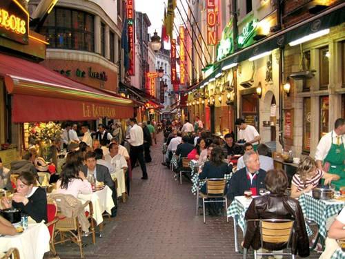 Phố ăn uống Rue de Boucherie lúc hoàng hôn Phố ăn uống Rue de Boucherie lúc hoàng hôn