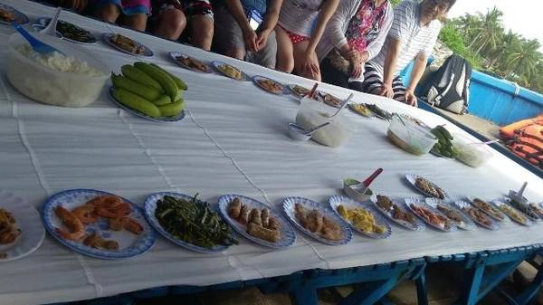 Bữa cơm trưa trong tour 4 đảo.