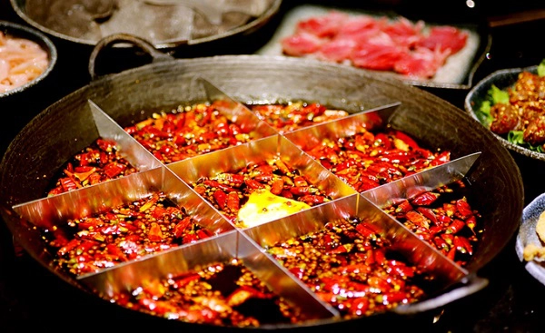 Cuối cùng, chuyến khám phá thành phố không thể thiếu được các món ăn. Trùng Khánh là một trong những nơi người dân ăn cay nhất ở Trung Quốc với các món ăn "đỏ lòm" vì ớt. Cuối cùng, chuyến khám phá thành phố không thể thiếu được các món ăn. Trùng Khánh là một trong những nơi người dân ăn cay nhất ở Trung Quốc với các món ăn "đỏ lòm" vì ớt.