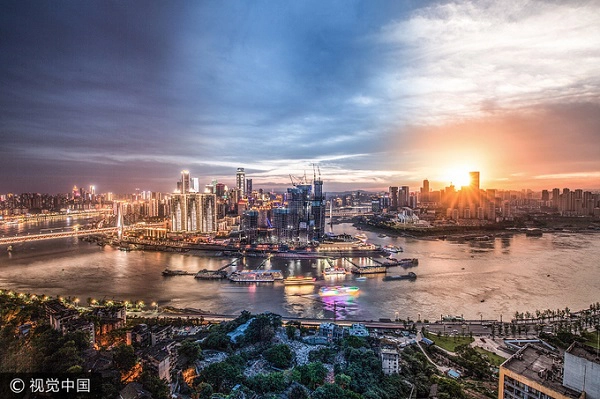 Du khách từ Việt Nam có thể tới Trùng Khánh nhanh nhất bằng cách bay thẳng từ Hà Nội hoặc TP HCM sang Thành Đô, sau đó đi tàu cao tốc khoảng một giờ là tới Trùng Khánh. Du khách từ Việt Nam có thể tới Trùng Khánh nhanh nhất bằng cách bay thẳng từ Hà Nội hoặc TP HCM sang Thành Đô, sau đó đi tàu cao tốc khoảng một giờ là tới Trùng Khánh.