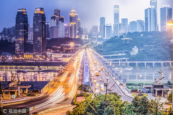 Lượng người nước ngoài ở Trùng Khánh rất lớn do sự có mặt của các nhà máy, công ty ngoại quốc và các lưu học sinh tại các trường đại học. Bởi vậy, thành phố này cũng được đánh giá là khá thân thiện với những du khách sử dụng tiếng Anh so với các thành phố khác ở Trung Quốc. Lượng người nước ngoài ở Trùng Khánh rất lớn do sự có mặt của các nhà máy, công ty ngoại quốc và các lưu học sinh tại các trường đại học. Bởi vậy, thành phố này cũng được đánh giá là khá thân thiện với những du khách sử dụng tiếng Anh so với các thành phố khác ở Trung Quốc.