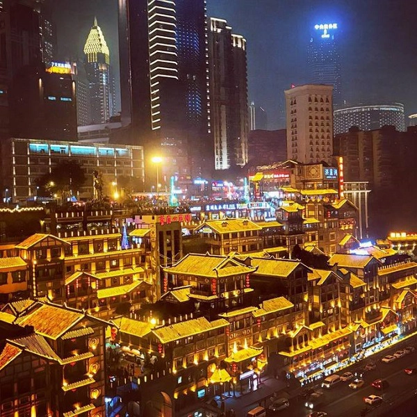 Do tốc độ phát triển nhanh và quy hoạch có phần không nhất quán nên không gian sống ở Trùng Khánh khá "ngộp thở" với tầng tầng lớp lớp nhà cửa kiểu cũ, kiểu mới đan xen. Nhưng đây cũng được xem là đặc trưng thú vị ít nơi nào có được. Bạn hãy ghé thăm Hồng Ngạn Động (Hongyadong) - một khu phố cổ với mái ngói rêu phong nằm bên sống Dương Tử, phía sau là những tòa nhà chọc trời. Do tốc độ phát triển nhanh và quy hoạch có phần không nhất quán nên không gian sống ở Trùng Khánh khá "ngộp thở" với tầng tầng lớp lớp nhà cửa kiểu cũ, kiểu mới đan xen. Nhưng đây cũng được xem là đặc trưng thú vị ít nơi nào có được. Bạn hãy ghé thăm Hồng Ngạn Động (Hongyadong) - một khu phố cổ với mái ngói rêu phong nằm bên sống Dương Tử, phía sau là những tòa nhà chọc trời.