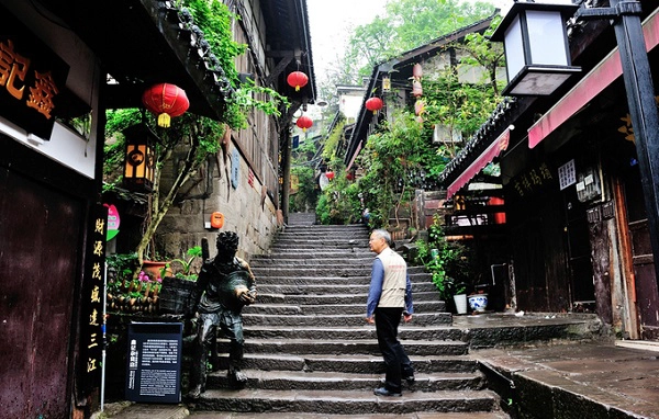 Từ Trùng Khánh, du khách có thể mua tour khám phá hẻm núi Cù Đường, một trong ba hẻm núi nổi tiếng của vùng Tam Hiệp. Nhiều người tò mò tìm tới hẻm núi cũng bởi nó xuất hiện trên tờ 10 nhân dân tệ. Từ Trùng Khánh, du khách có thể mua tour khám phá hẻm núi Cù Đường, một trong ba hẻm núi nổi tiếng của vùng Tam Hiệp. Nhiều người tò mò tìm tới hẻm núi cũng bởi nó xuất hiện trên tờ 10 nhân dân tệ.