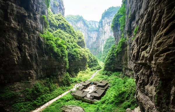 Ngoài cảnh đẹp thiên nhiên, Trùng Khánh còn có một thứ đặc sản đặc biệt, đó là hệ thống giao thông phức tạp tới khó tin. Thậm chí, người dân địa phương còn quảng cáo về nơi sống của mình rằng: "Đừng đến Trùng Khánh nhé, bởi bạn sẽ không biết đường về nhà đâu". Đường tàu xuyên qua chung cư, hay một sân ga rộng lớn ở trên tầng 10 một tòa nhà sẽ khiến bạn "tẩu hỏa nhập ma". Ngoài cảnh đẹp thiên nhiên, Trùng Khánh còn có một thứ đặc sản đặc biệt, đó là hệ thống giao thông phức tạp tới khó tin. Thậm chí, người dân địa phương còn quảng cáo về nơi sống của mình rằng: "Đừng đến Trùng Khánh nhé, bởi bạn sẽ không biết đường về nhà đâu". Đường tàu xuyên qua chung cư, hay một sân ga rộng lớn ở trên tầng 10 một tòa nhà sẽ khiến bạn "tẩu hỏa nhập ma".