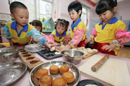 Các em học sinh mầm non tại Thiên Tân, Trung Quốc tập làm bánh nướng.