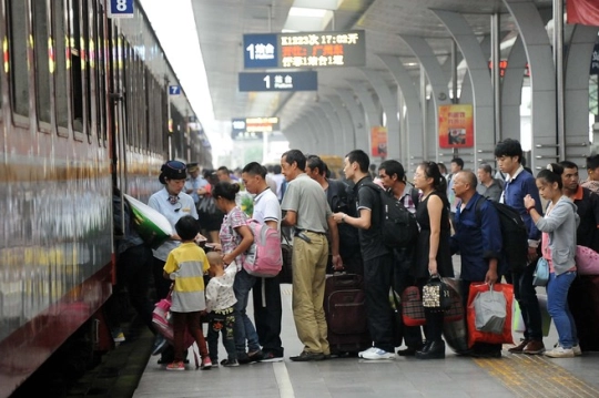 Hành khách xếp hàng lên tàu về quê đón Tết Đoàn viên tại nhà ga Thành Đô, Trung Quốc.