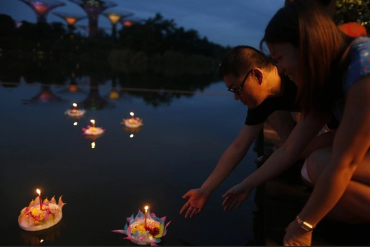 Xem thả đèn hoa đăng trước Trung thu tại Singapore.