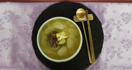 Mỗi vùng miền ở Hàn Quốc có thêm các thành phần khác nhau cho món súp bánh gạo. Ảnh: BBC.