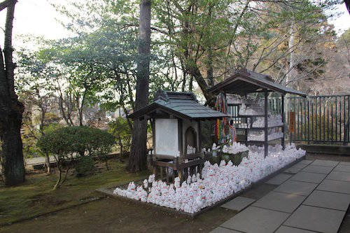 Tượng mèo trong ngôi đền Gotokuji. Ảnh: Sakura house.