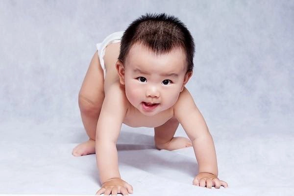 Trẻ tập bò