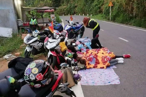 Nhóm phượt thủ trải bạt ngủ trên đèo Tà Pao đi Đà Lạt gây tranh cãi. Ảnh: P.T Nhóm phượt thủ trải bạt ngủ trên đèo Tà Pao đi Đà Lạt gây tranh cãi. Ảnh: P.T