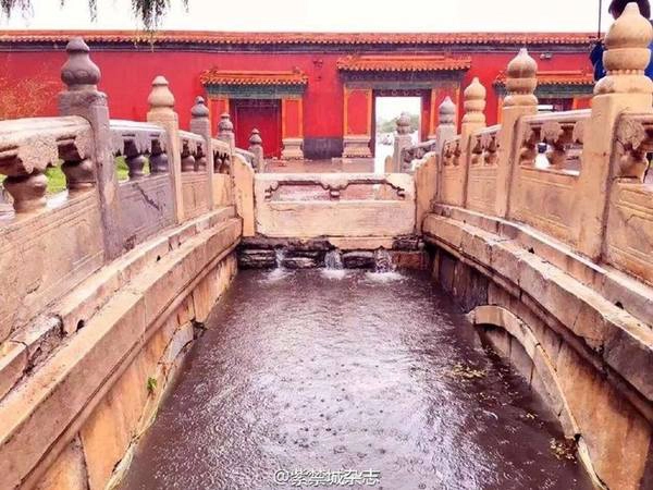 Tử Cấm Thành được xây dựng từ năm 1406, vào thời nhà Minh, với cấu trúc “Bắc cao, Nam thấp” để nước chảy ra. Tử Cấm Thành được xây dựng từ năm 1406, vào thời nhà Minh, với cấu trúc “Bắc cao, Nam thấp” để nước chảy ra.