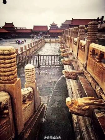 Ngoài ra, mỗi tòa nhà còn có nhiều điểm thoát nước, phần lớn nối với một đầu rồng. Khi mưa lớn, các điểm thoát này tạo thành cảnh “nghìn rồng phun nước” ấn tượng. Ngoài ra, mỗi tòa nhà còn có nhiều điểm thoát nước, phần lớn nối với một đầu rồng. Khi mưa lớn, các điểm thoát này tạo thành cảnh “nghìn rồng phun nước” ấn tượng.