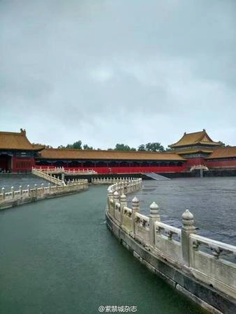 Nước chảy ra phía ngoài cung điện. Nước chảy ra phía ngoài cung điện.