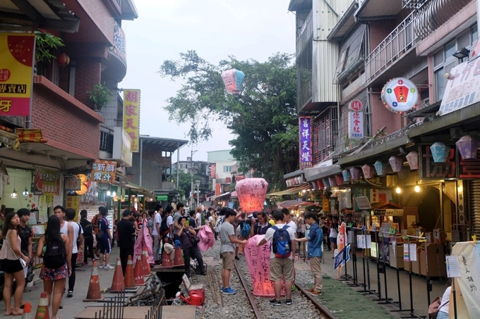 Nhiều du khách chọn Thập Phần là điểm thả đèn trời, nhưng nếu chịu khó đi xa một chút đến Pingxi, bạn không chỉ thỏa mãn bởi đây là một trong những điểm thả đèn đẹp nhất Đài Loan, mà còn chìm đắm bởi hàng quán quà vặt ven đường. Con phố cổ này cũng là địa điểm quay phim điện ảnh ăn khách một thời Cô gái năm ấy chúng ta cùng theo đuổi. Giá thả đèn 150 - 200 TWD/chiếc (khoảng 100.000 - 140.000 đồng).