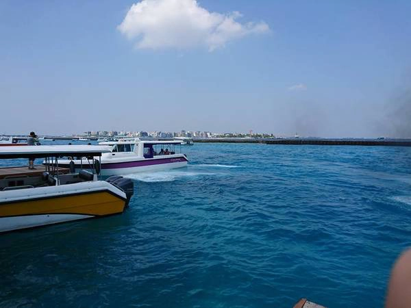 Đứng ở bến phà Airport có thể nhìn thấy thủ đô Malé.