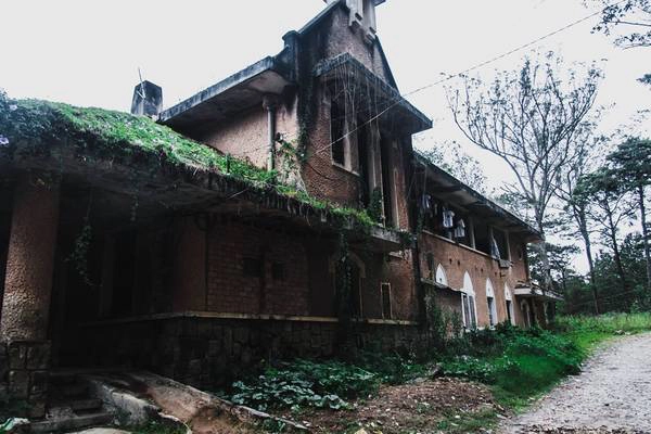 Một bài báo vô tình đưa tôi đến đây - nhà nguyện dòng Franciscaines trên đường Hùng Vương đã bị bỏ hoang vài thập kỷ.